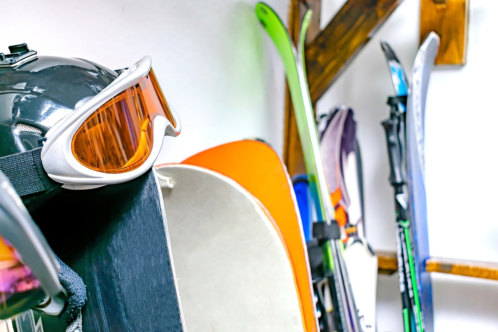 Helmet,,Ski,Mask,,Ski,Hanged,On,Customized,Wooden,Wall,Mount